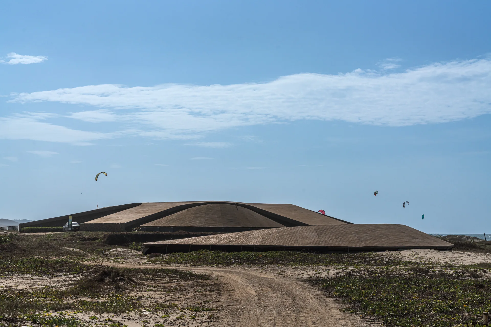 Estructura ligera de madera y palma del Centro Náutico en Salinas del Rey por El Equipo Mazzanti y DEB.